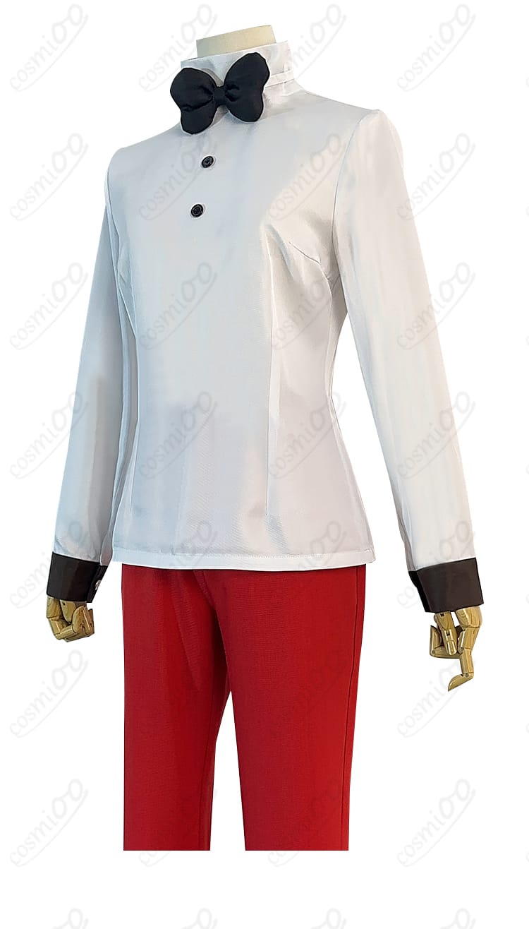 内搭衣服と蝶ネクタイの装飾ディテール。上品なデザインと細部までこだわりを感じる。