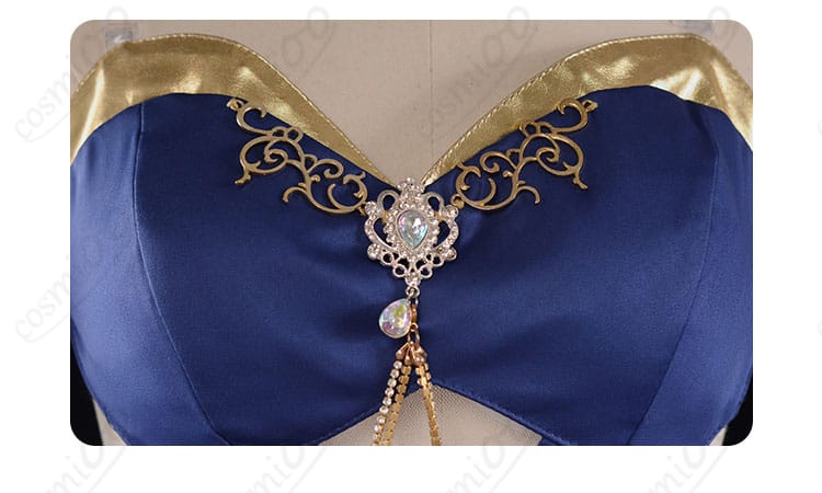 胸元の装飾、精巧なデザインが特徴的なC.C.のコスプレ衣装。