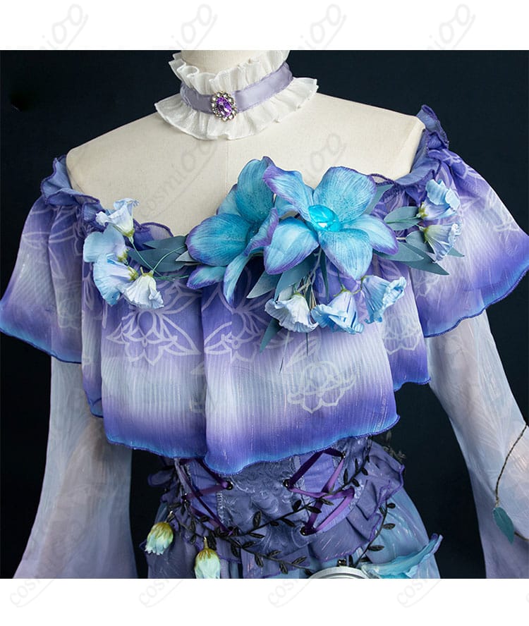 コスプレ衣装の首飾りと衣服の襟部分の装飾詳細、細かい刺繍とデザイン。