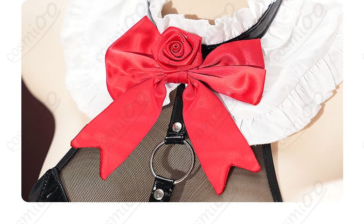 蝶の形をした蝶ネクタイの装飾細部。コスプレ衣装の一部として華やかな印象を与える。