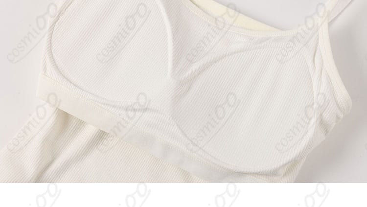服装の内側のディテール。内布や縫製の丁寧さが感じられ、快適さが伝わる画像。
