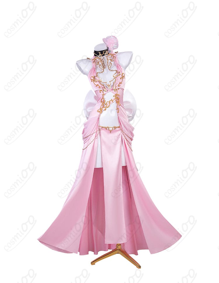 C.C.（シーツー）のコスプレ衣装、正面から見たピンクドレスのディテール。美しい刺繍と優れたデザインが際立つ。