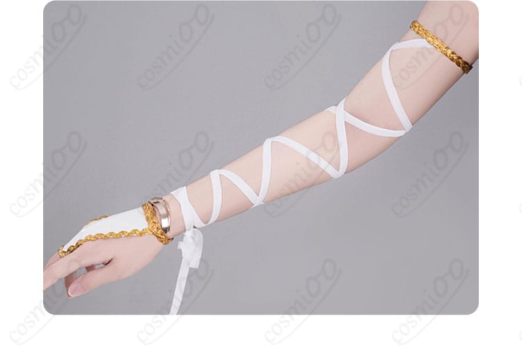C.C. コスプレ衣装の腕飾りの装飾ディテール。高級感のあるデザインが際立つ。