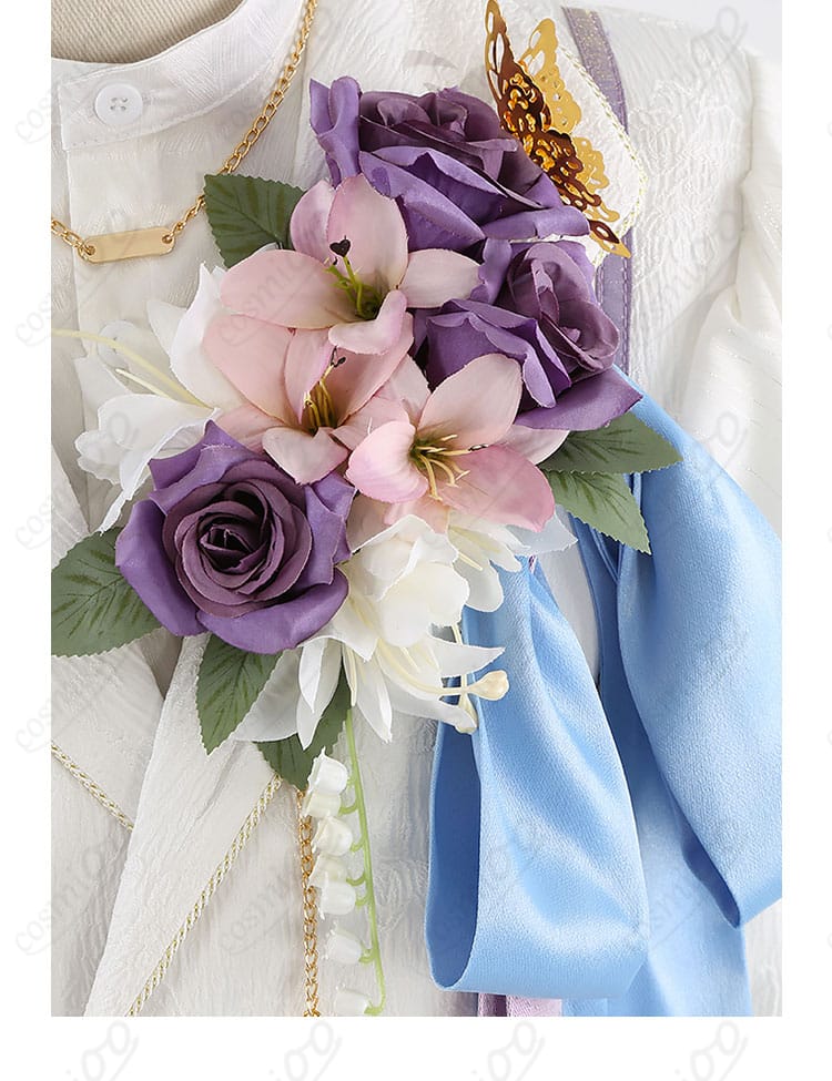 胸元の花飾り（ブローチ）の質感と装着位置を示すディテール