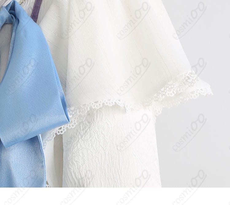 袖の装飾テープとボタン意匠の近接ディテール