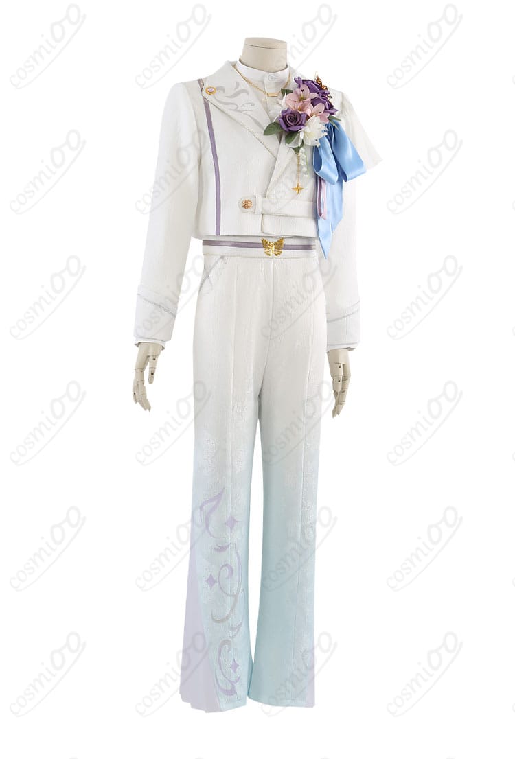 コート側面ラインと袖口装飾のアップ。ハリ感のあるシルエットを確認