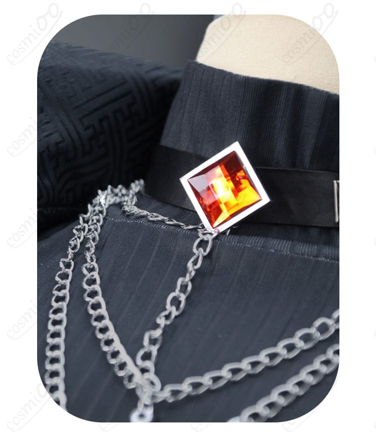 第五人格 アルヴァ・ロレンツ 金箔コスプレ衣装のネックレス装飾。トップの意匠とチェーンの質感を強調