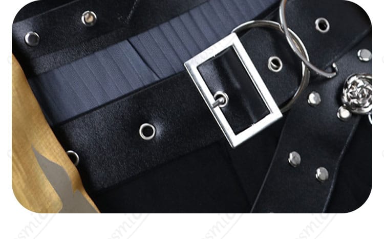 第五人格 隠者 金箔版コスプレ衣装の腰飾りベルト。金具と飾りの細部を写したクローズアップ