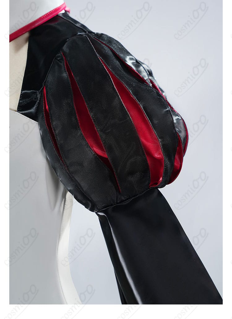 肩と袖口の装飾ディテール。直線的な切替と縫製の精度でキャラクターらしさを忠実に再現。