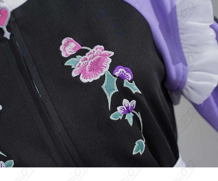 胸元の花飾りディテール|華やかな装飾が映える常闇トワ メイド風ジャージ衣装