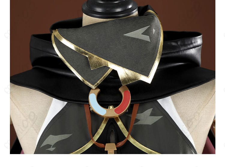 原神 ヤフォダ コスプレ衣装の衣襟と胸飾りの近接。縁取りの縫製と装飾パーツの配置が分かる