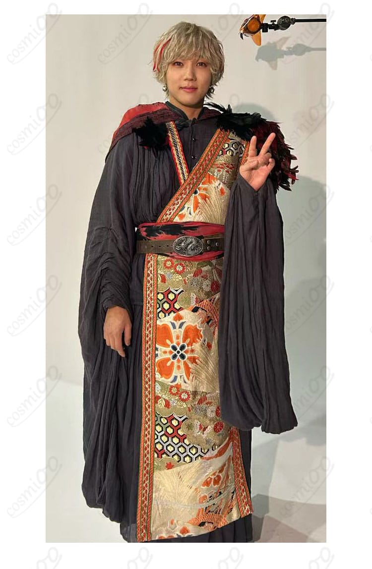 モデル着用・正面の装飾ディテール（襟元の重なりと和装シルエット）