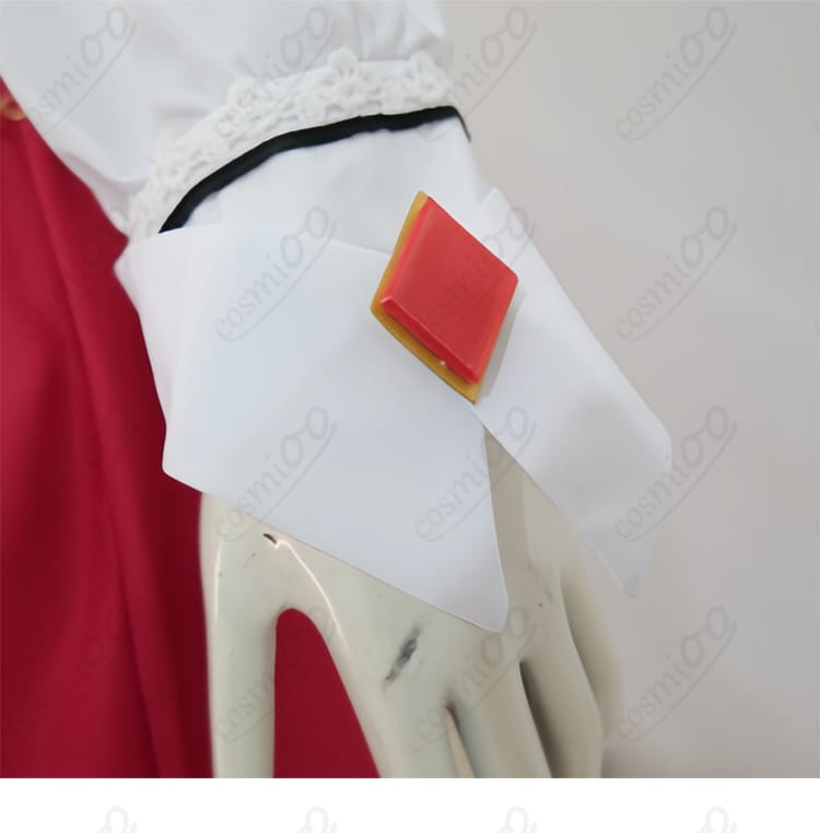 左袖の赤い四角モチーフ装飾|個性を引き立てるデザインポイント