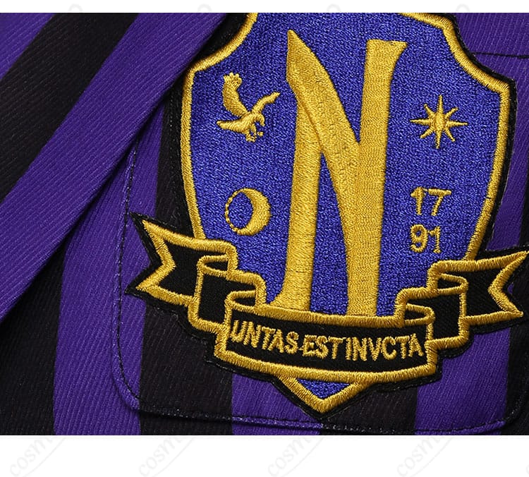 ネヴァーモア学園制服 コスプレ衣装 胸元刺繍装飾ディテール|校章刺繍が映える上質な仕上がり