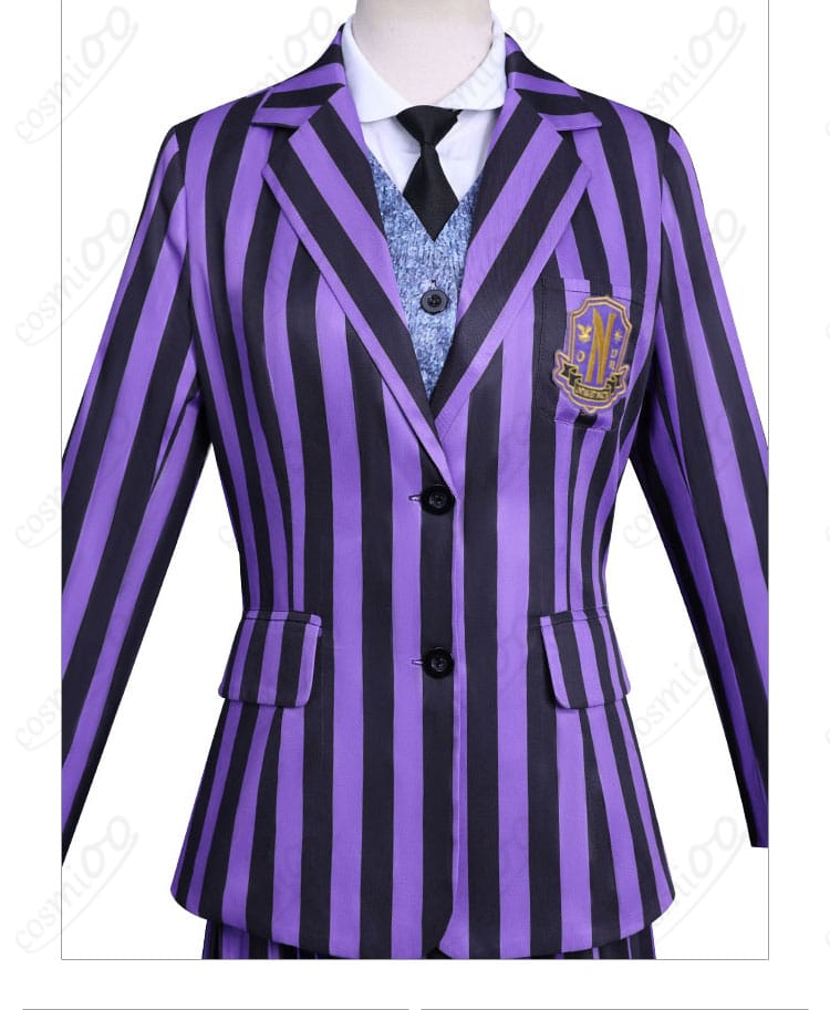 ウェンズデー ネヴァーモア学園制服 コート襟元装飾ディテール|襟やラペル部分のデザイン再現度をチェック。