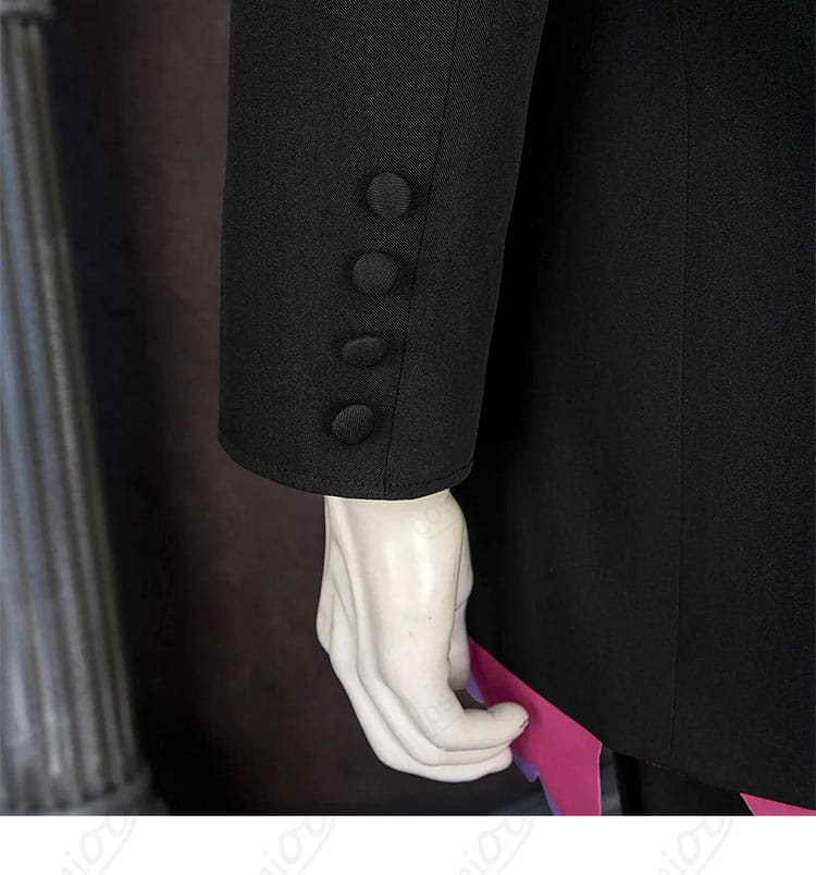 カラスバ コスプレ衣装 袖口ボタン装飾ディテール|袖元のディテールも忠実に再現