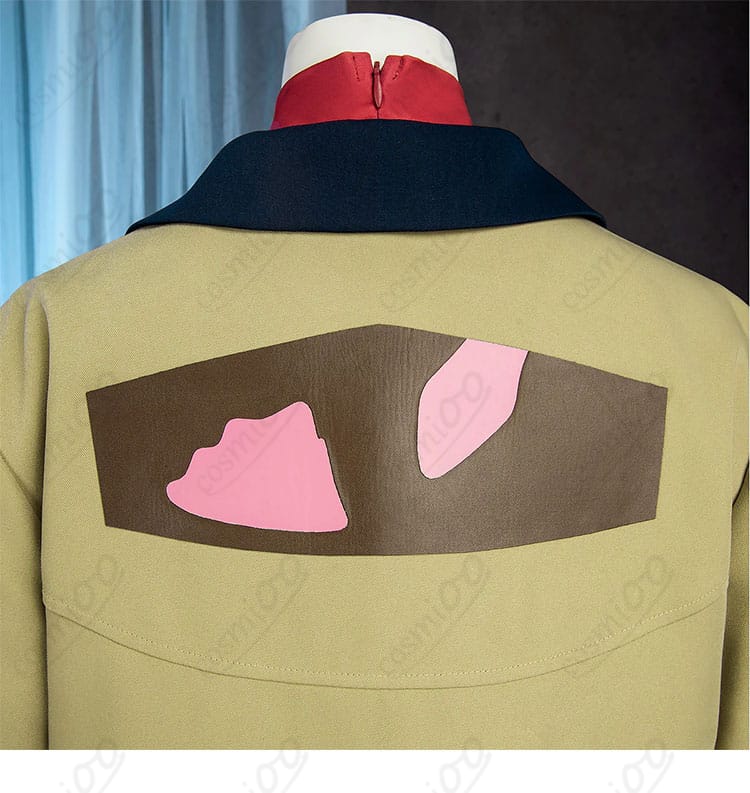 タウニー コート 背面装飾詳細|全体のバランスを引き締めるデザイン