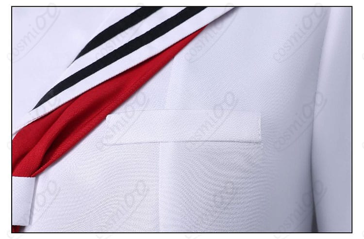 八百歳比名子 コスプレ衣装 胸元ポケット装飾の細部アップ