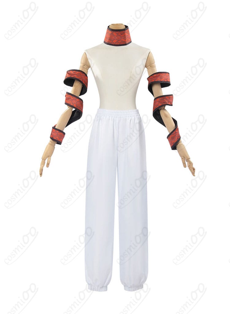 白色の服装の正面装飾細部。豪華なデザインが目を引く細かな装飾。