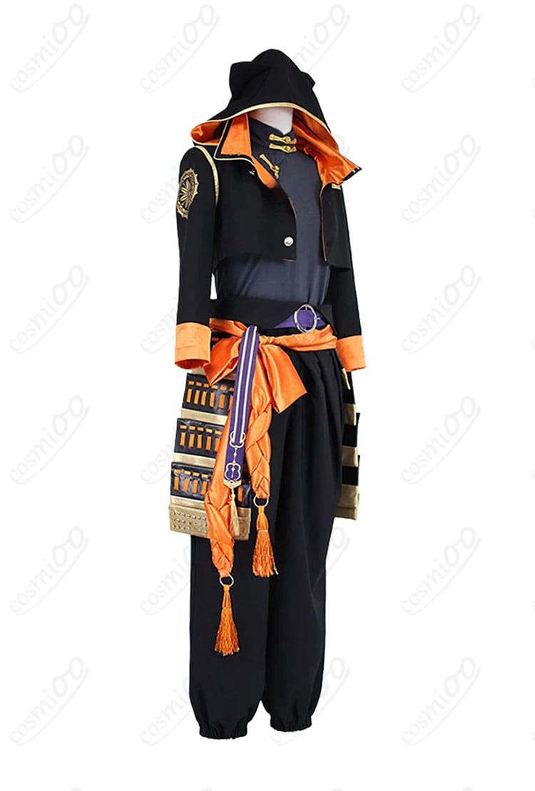 火車切広光 コスプレ衣装の側面。フードの立ち上がりや腰鎧の厚み、シルエットの直線的なラインを示す。