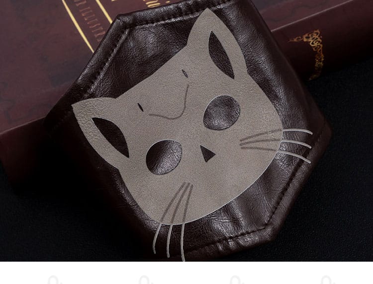 袖口と腕章・手首飾りのディテール。ステッチと装飾の配置が分かる