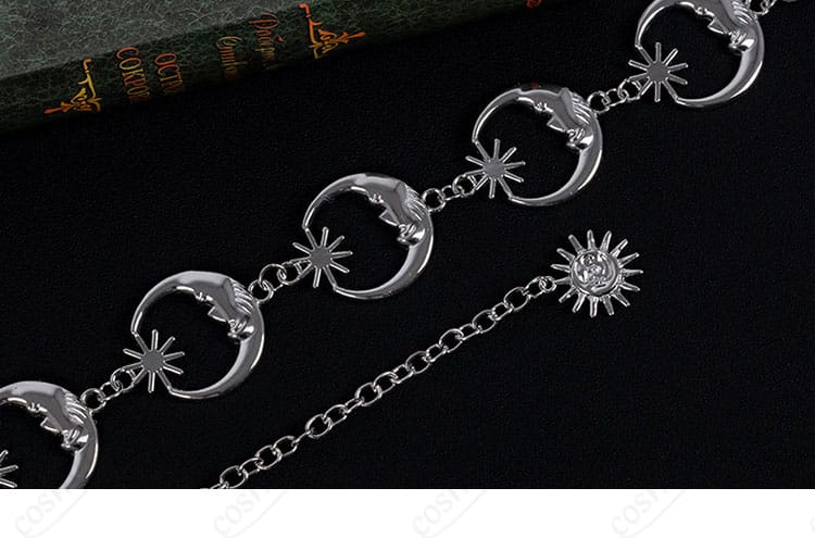 腰飾りの装飾アップ。装着位置と質感が分かるディテール