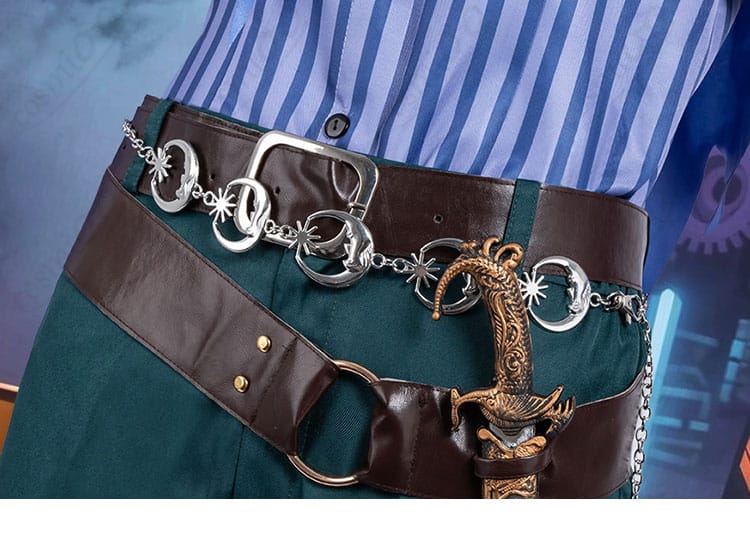 ウエスト周りのベルトコンポーネントと腰飾りの近接ディテール