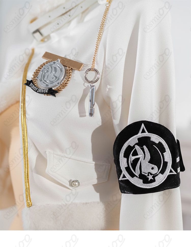 袖の腕章・徽章ディテールの近接（模様と質感の再現）