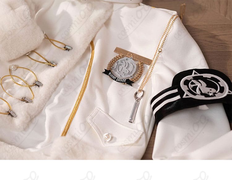 胸元飾りの近接ディテール（立体感あるアクセント）