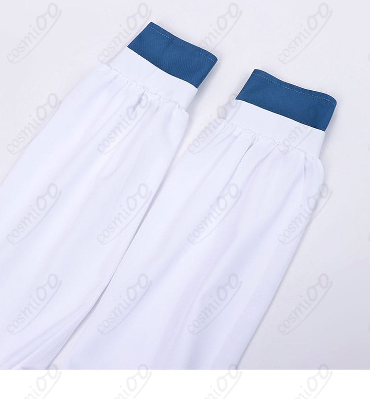 シャツ袖口のクローズアップ。カフスの形と縫製を確認できる。