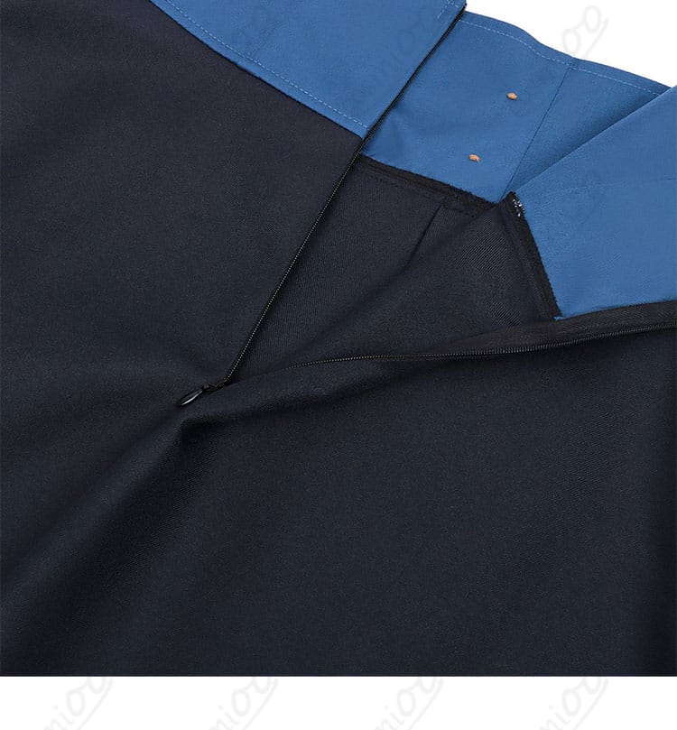 スカート背面ウエストのファスナー。着脱を助ける仕様を示すディテール。