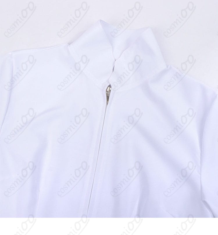 シャツの襟元ディテール。端正な襟周りで学園風スタイルを強調。