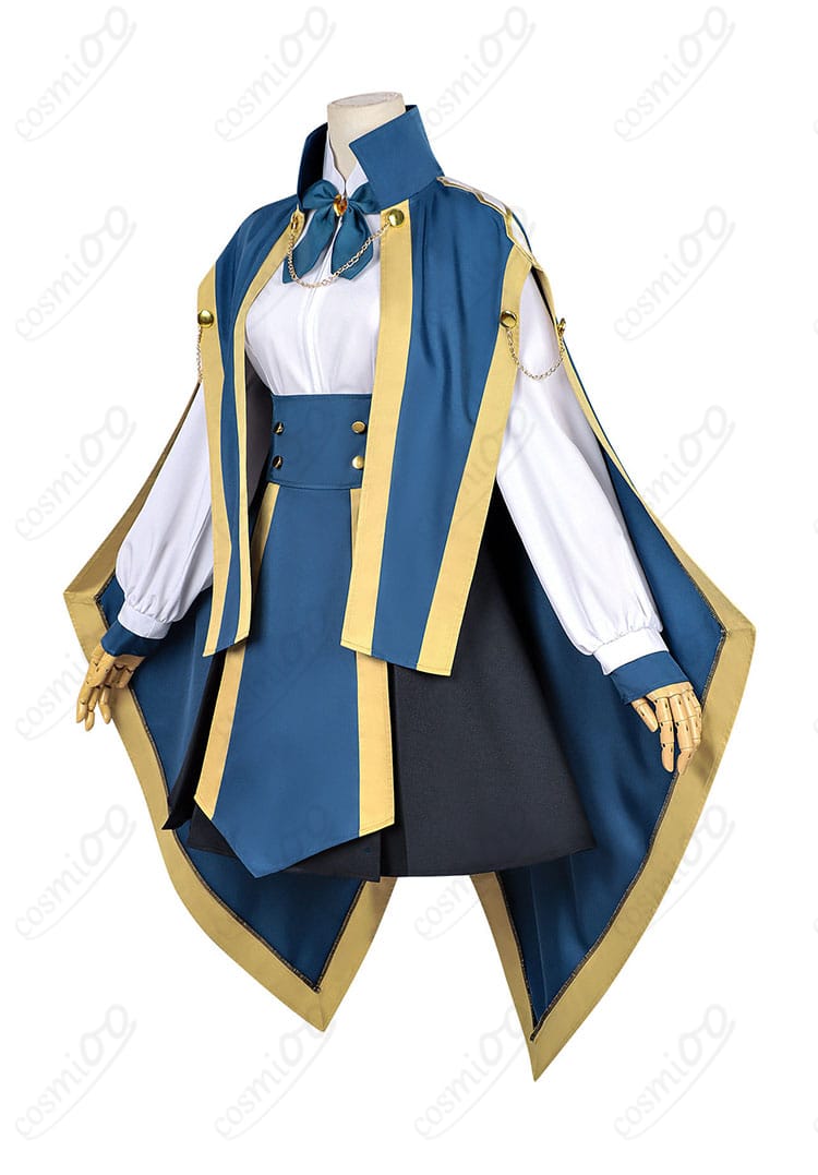 ジェニエ・コース衣装の側面全体。マントの落ち感とスカートのラインを確認できる。