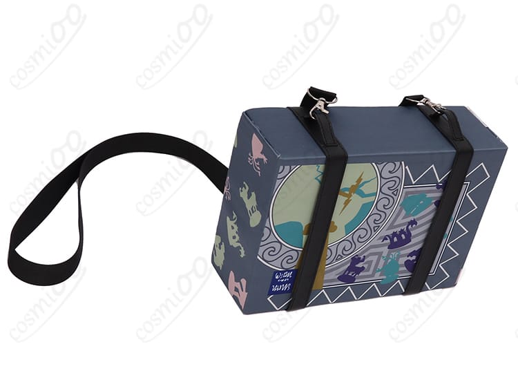 ネクタイやボタン、縫製のアップ。ハリ感のある生地感と付属品の固定仕様を確認できるディテール写真