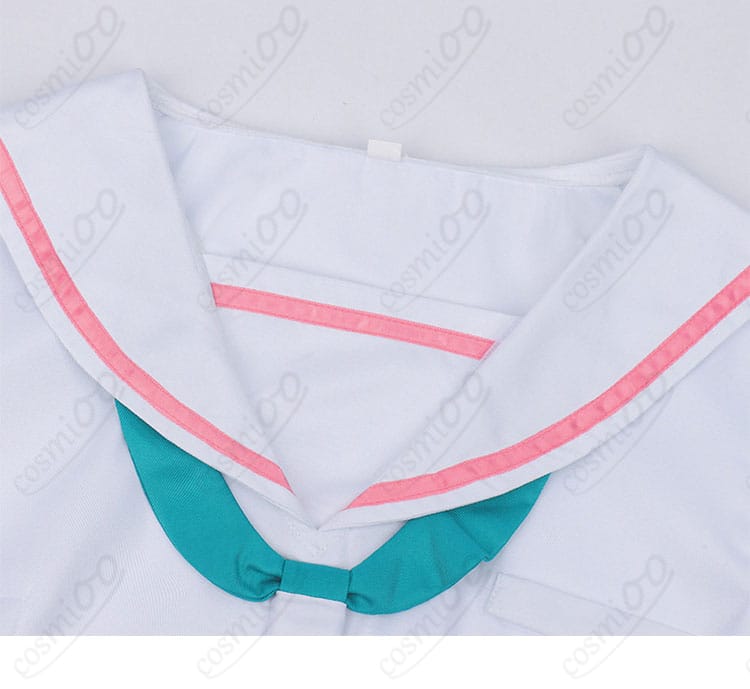 超かぐや姫！ 制服コスプレの襟元ディテール。ネックラインと装飾の仕上がりをクローズアップ。