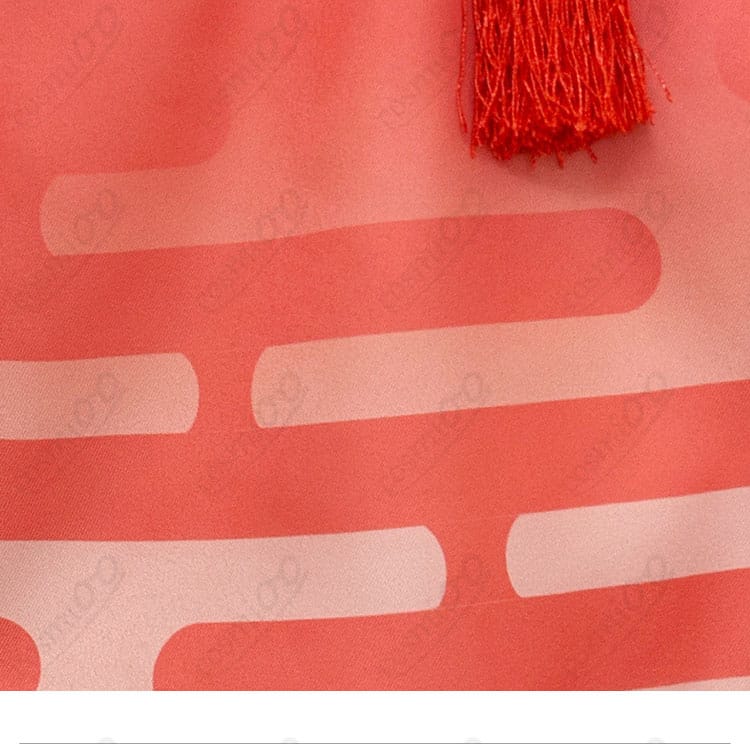 生地の模様や装飾パーツのディテール。質感とデザインのアクセントを強調したクローズアップ。