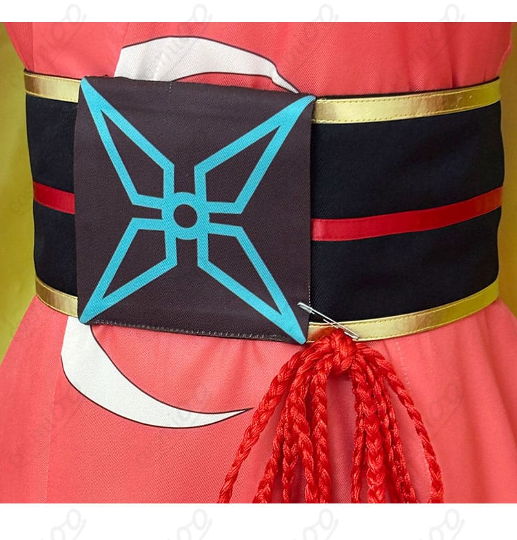 コルセットベルト装飾のクローズアップ。和風の意匠と質感、ウエストマークの表情を詳細に写した写真。