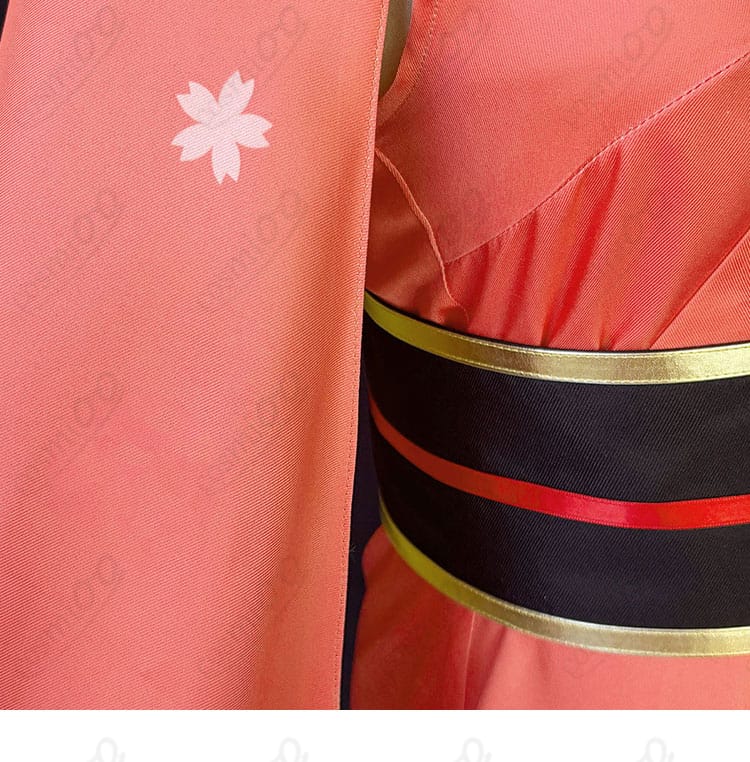 袖口とウエストまわりのディテール画像。縫製の仕上がりと装飾の取り合わせが見える近接写真。