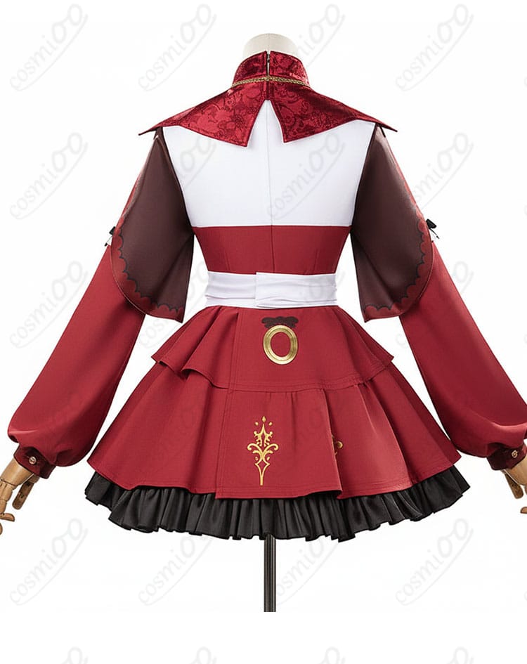 レッドディザイア 勝負服コスプレの背面。スカートのシルエットと大きな腰リボンの結び形状、背中のラインが見えるカット。