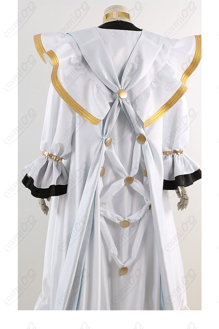 背面ディテール:背飾りとコートのシルエット、後ろ姿の再現度を示す