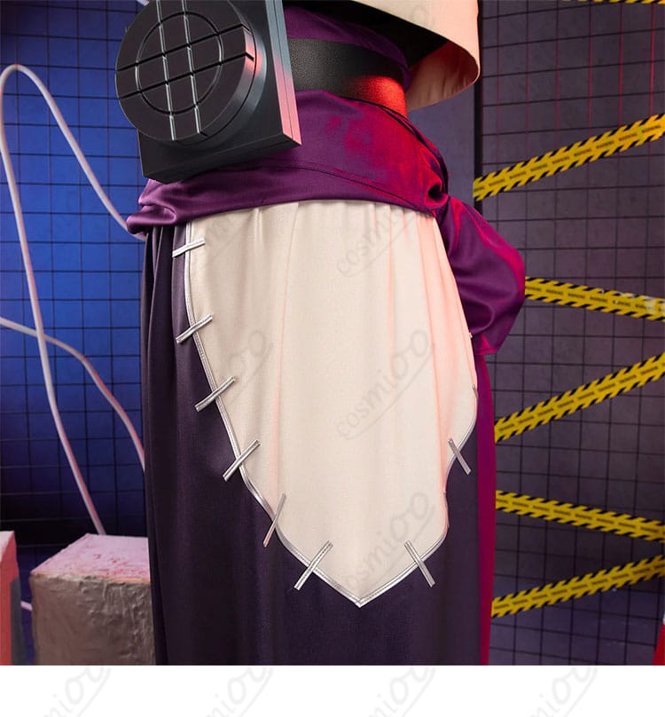 ズボン側面の装飾ディテール。ライン配置やポケット周りの仕立てを示す画像