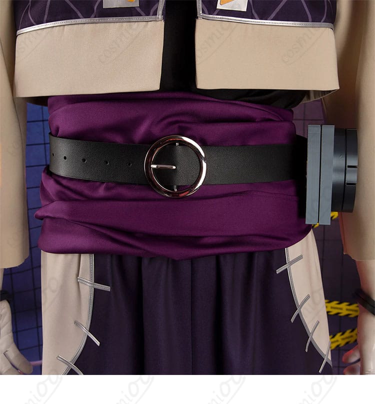 腰ベルトの装飾ディテール。バックルやループ、固定具の作りが確認できる画像