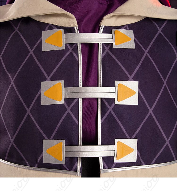 前立て（フロント）の装飾ディテール。ボタン、ステッチ、開閉部の仕立てを示す画像