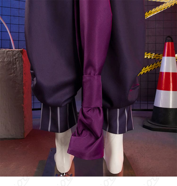 ズボン裾の装飾ディテール。裾口の切替、ステッチワーク、シルエットが確認できる画像