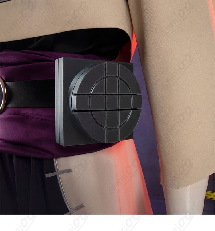 腰飾りのディテール。金具の配置と固定方法、アクセントの質感を捉えた画像