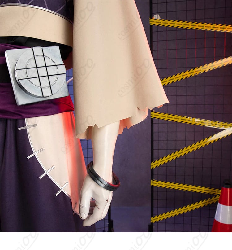 袖口装飾のクローズアップ。カフ部分の切替やライン入りデザインが分かる画像