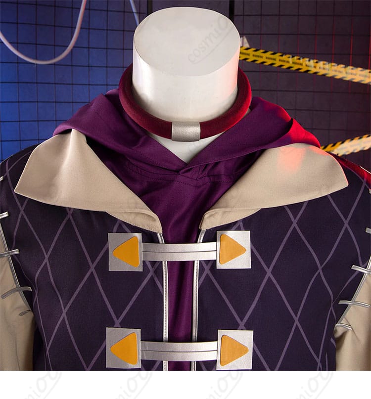 襟元とチョーカー装飾のクローズアップ。留め具や金具の質感、配色のディテールが分かる画像