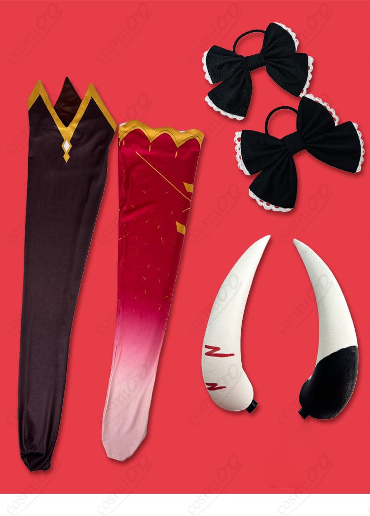 百鬼あやめ アイドル衣装の付属品一覧。スカーフ、蝶結び、靴下、手首飾り・腕飾りなどセット内容を俯瞰した画像。