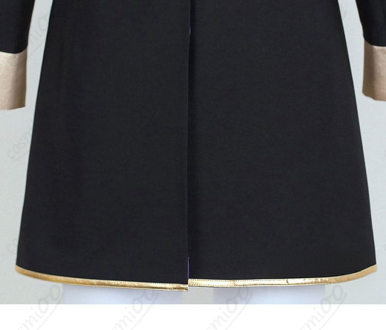 背面裾の装飾ディテール。ベントと装飾ライン。