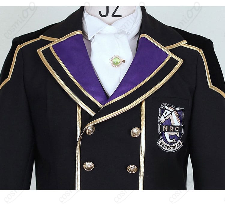 襟元とスカーフの結び目ディテール。首周りの収まりを確認可能。